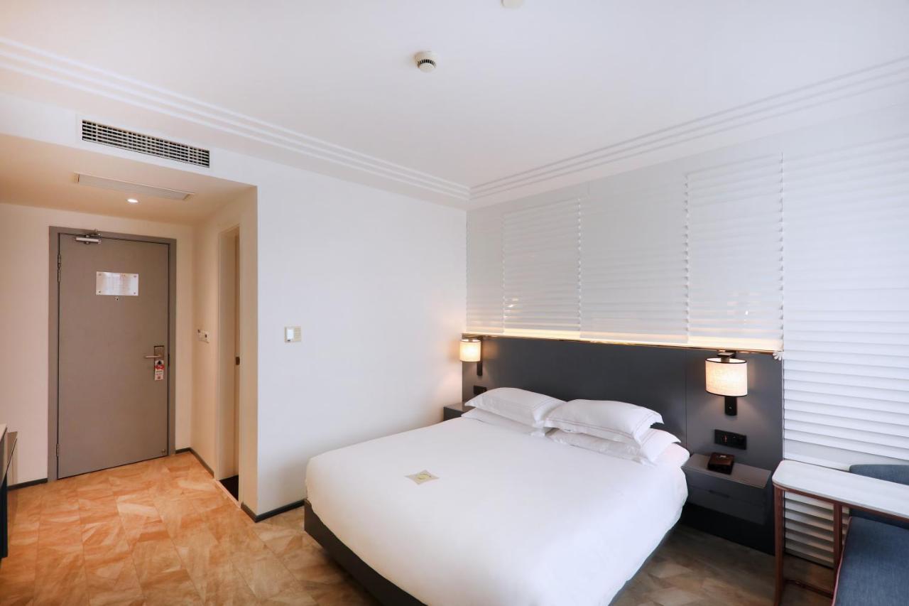 Ibis Shanghai Yu Garden Exterior photo
